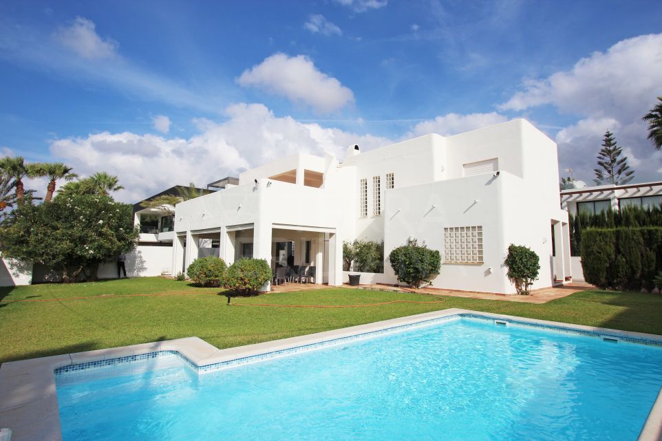 Investissement immobilier de premier choix : spacieuse villa en bord de mer à vendre à Marbesa, Marbella Est