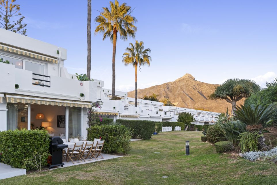 Amplia casa familiar con espacio al aire libre en venta en Los Algarrobos, Nueva Andalucía, Marbella