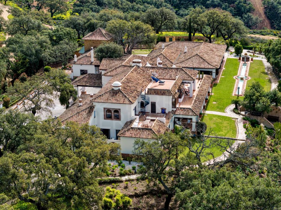 Domaine rural avec vues pittoresques et vastes terrains à vendre à La Mairena, Marbella Est