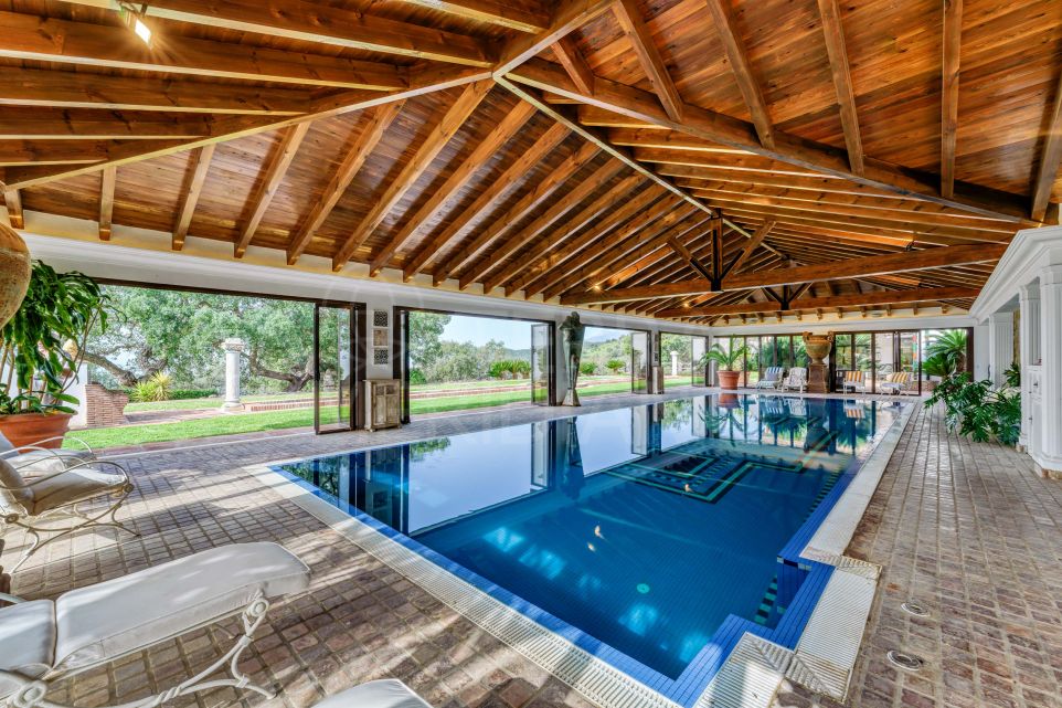 Domaine rural avec vues pittoresques et vastes terrains à vendre à La Mairena, Marbella Est