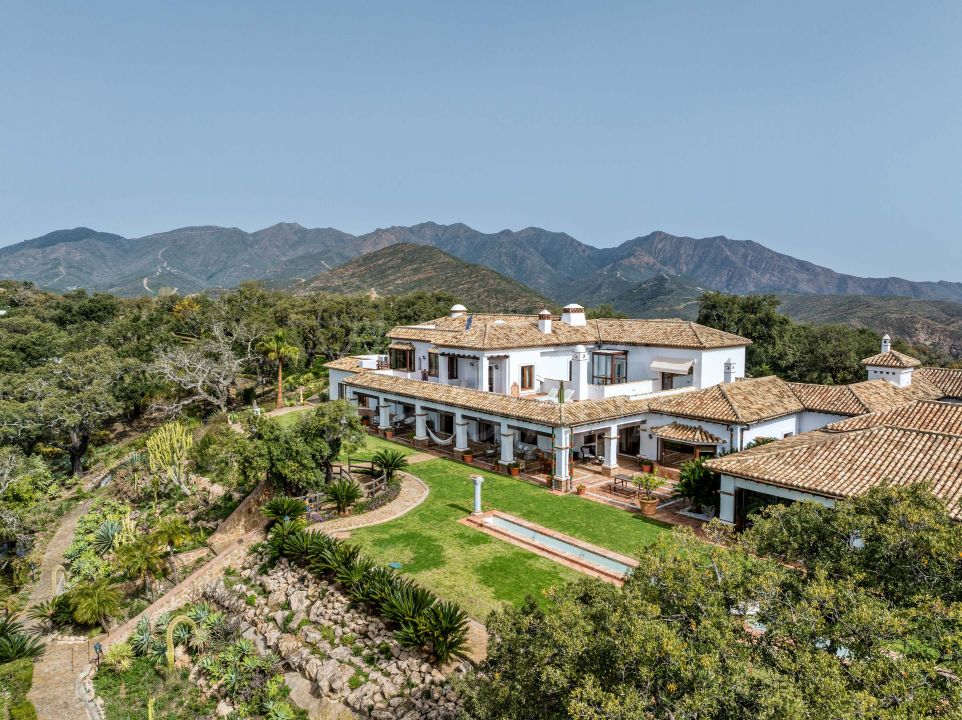 Domaine rural avec vues pittoresques et vastes terrains à vendre à La Mairena, Marbella Est