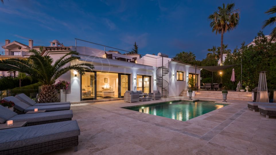 Villa con vistas al campo de golf y piscina climatizada en venta en Supermanzana H, Nueva Andalucía, Marbella