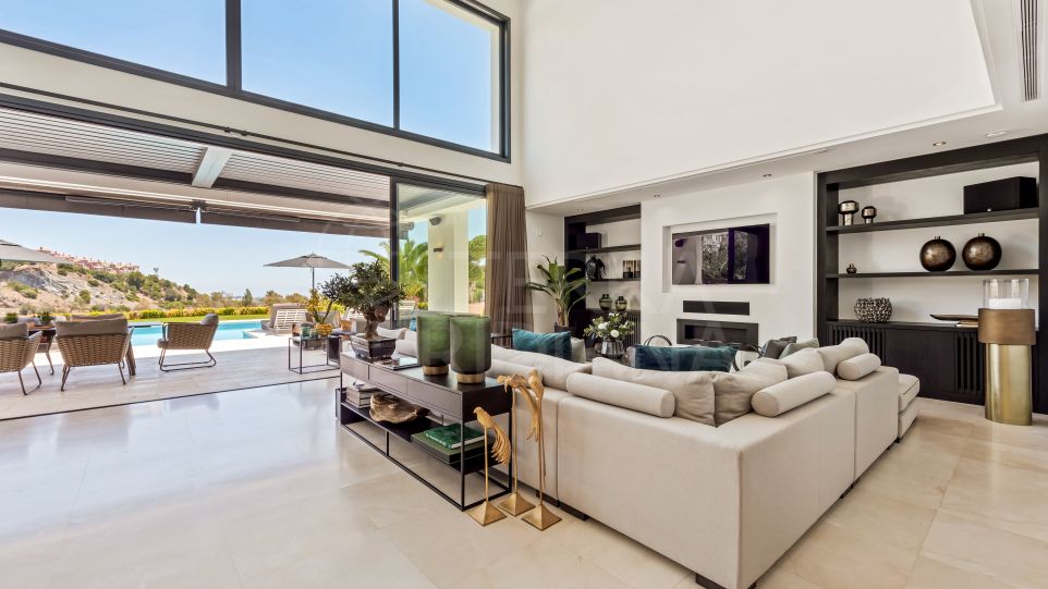 Élégante villa de 6 chambres avec vue sur le parcours de golf à vendre à Los Almendros, Benahavis