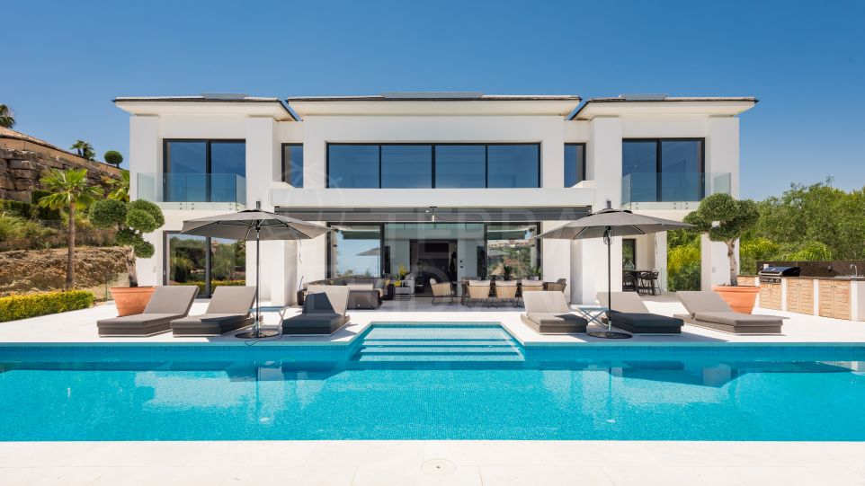 Élégante villa de 6 chambres avec vue sur le parcours de golf à vendre à Los Almendros, Benahavis