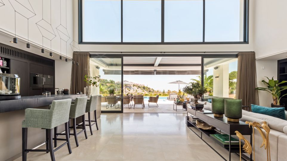 Élégante villa de 6 chambres avec vue sur le parcours de golf à vendre à Los Almendros, Benahavis