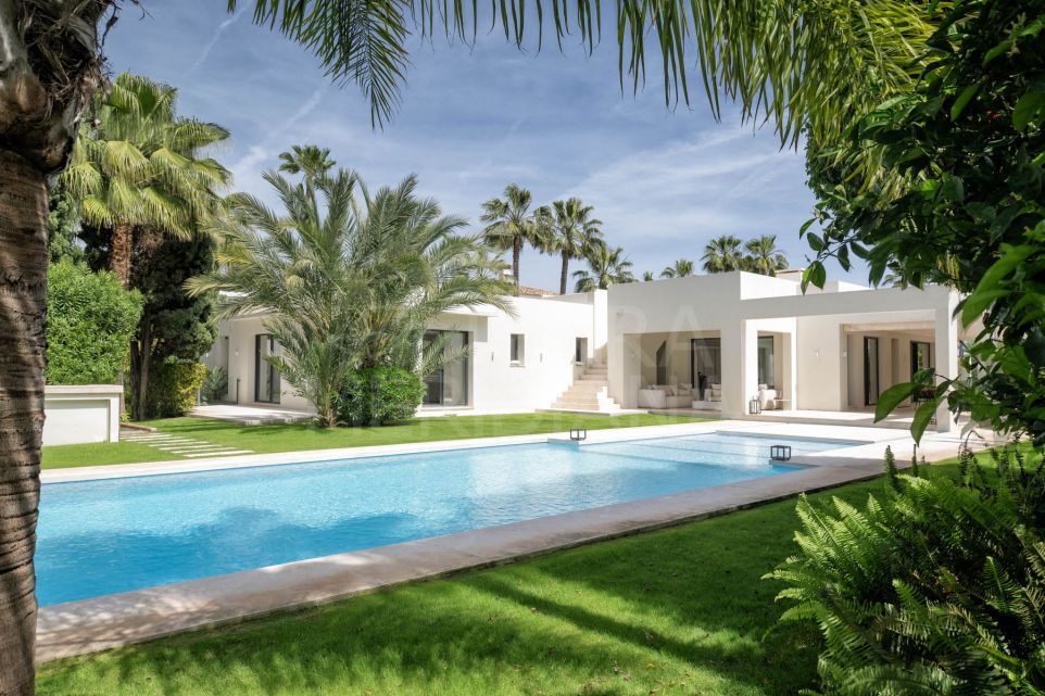 Impresionante villa moderna junto a la playa con excepcionales comodidades en venta en Marbesa, Marbella Este