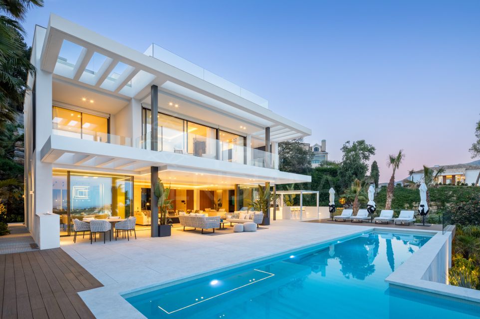 Роскошная вилла с бассейном бесконечности и видом на море для продажи в La Quinta, Benahavis