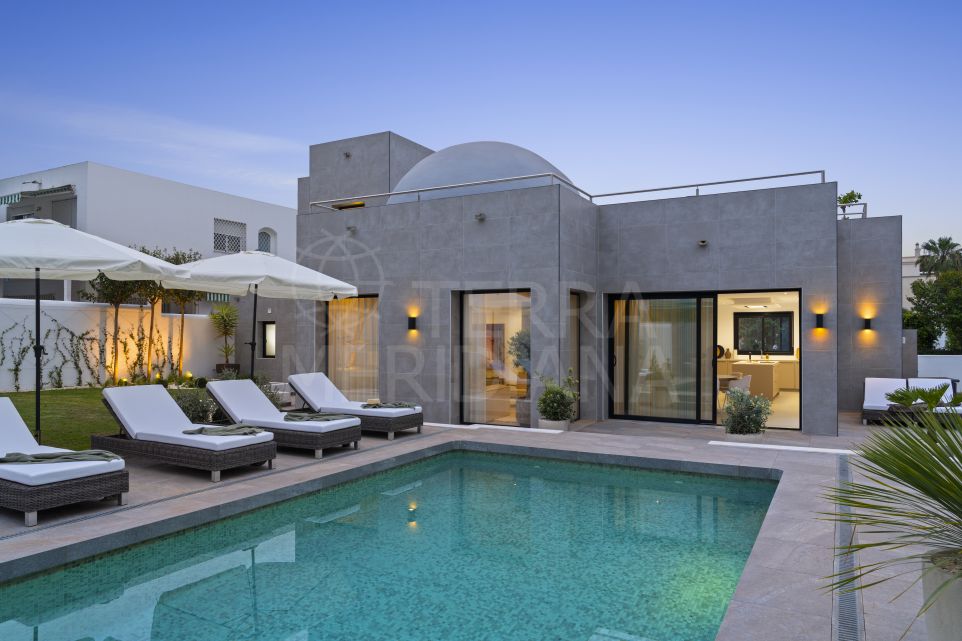 Villa contemporánea orientada al sur cerca de la playa en venta en Nueva Andalucía, Marbella