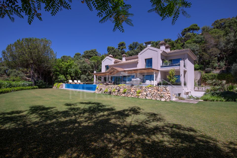 Elégante villa de style scandinave avec vue sur la mer à vendre dans le prestigieux La Zagaleta, Benahavis