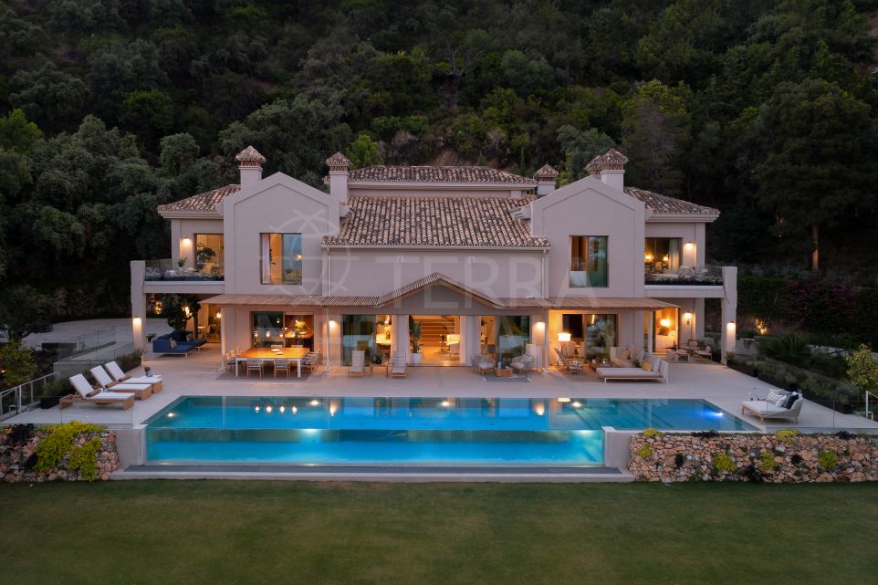 Elégante villa de style scandinave avec vue sur la mer à vendre dans le prestigieux La Zagaleta, Benahavis