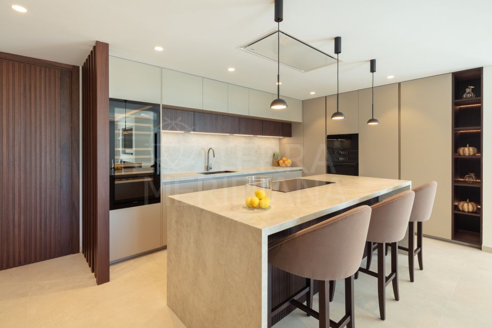 Ático dúplex en esquina con vistas en venta en Palacetes Los Belvederes, Nueva Andalucía, Marbella