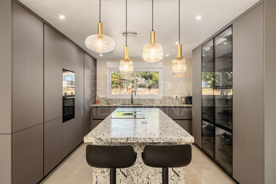 Villa mediterránea elegante con comodidades modernas en venta en Nagüeles, Milla de Oro de Marbella
