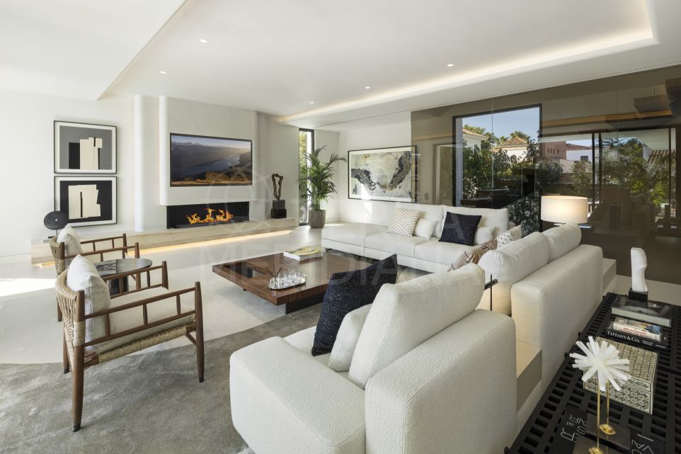 Sophisticated Beachside Villa in Cortijo Blanco, San Pedro de Alcantara, Marbella