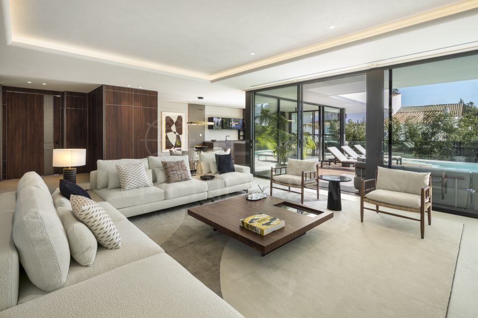 Sophisticated Beachside Villa in Cortijo Blanco, San Pedro de Alcantara, Marbella