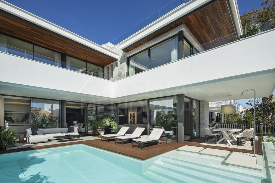 Sophisticated Beachside Villa in Cortijo Blanco, San Pedro de Alcantara, Marbella