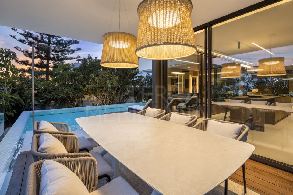 Sophisticated Beachside Villa in Cortijo Blanco, San Pedro de Alcantara, Marbella