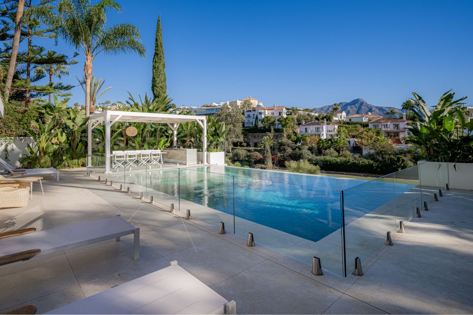 Superbe villa moderne avec des caractéristiques exceptionnelles à vendre à El Herrojo, Benahavis