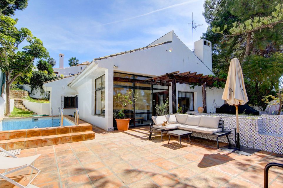 Villa en venta con piscina privada y estacionamiento en Seghers, Estepona