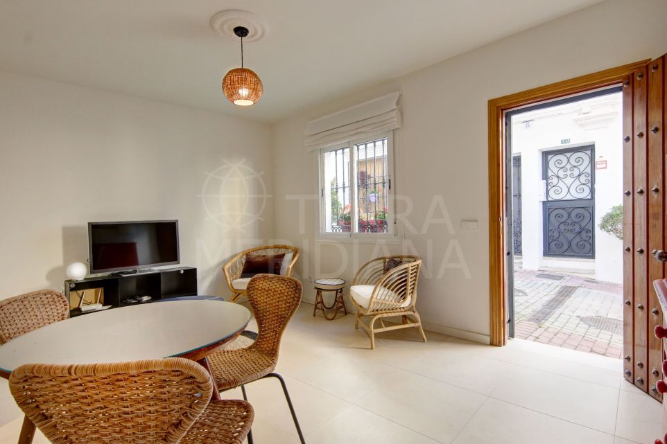 Inmaculada casa adosada en venta en la zona del Triángulo de Oro del casco antiguo de Estepona