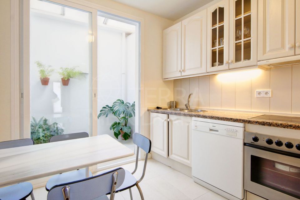 Inmaculada casa adosada en venta en la zona del Triángulo de Oro del casco antiguo de Estepona