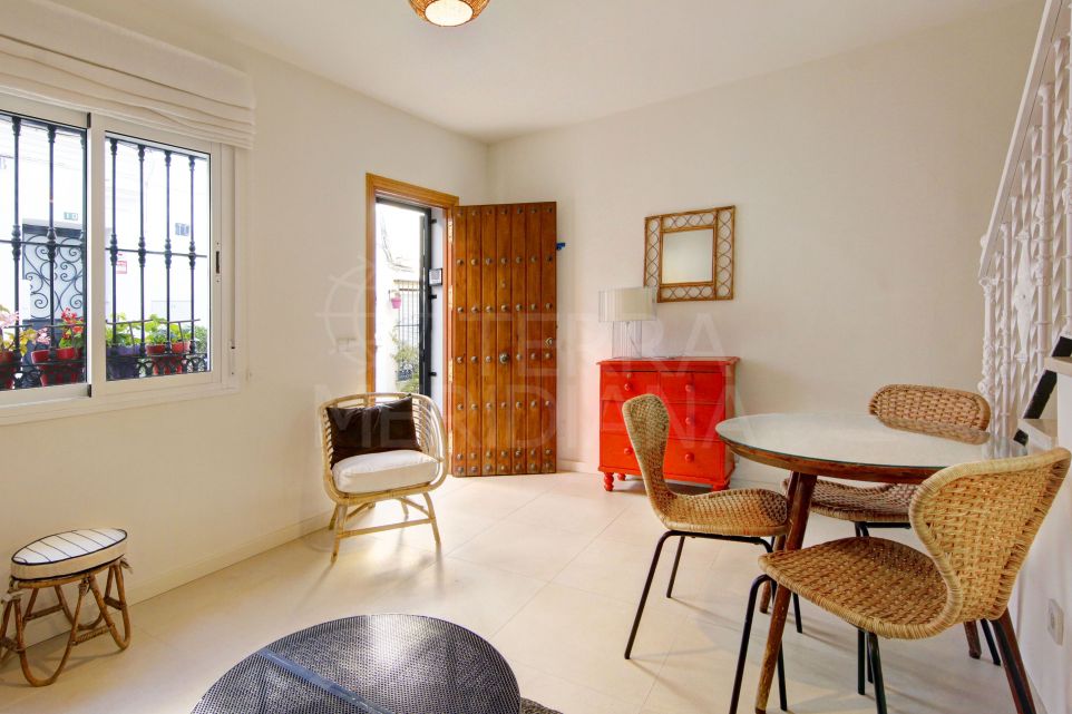 Inmaculada casa adosada en venta en la zona del Triángulo de Oro del casco antiguo de Estepona