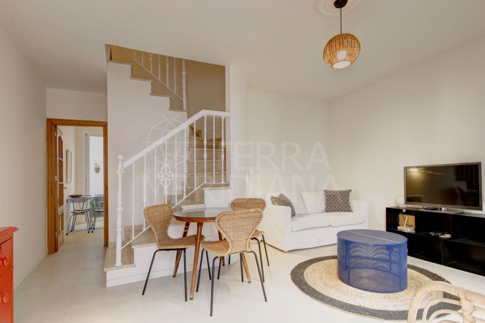 Inmaculada casa adosada en venta en la zona del Triángulo de Oro del casco antiguo de Estepona