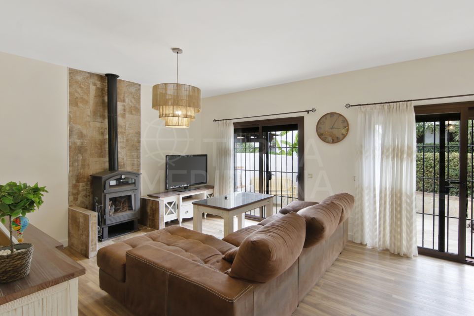 Таунхаус на продажу в первой линии пляжа в урбанизации Баия Азуль в Эстепоне