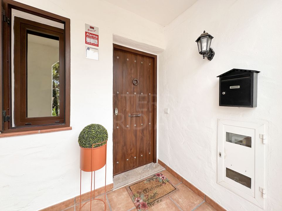 Таунхаус на продажу в первой линии пляжа в урбанизации Баия Азуль в Эстепоне