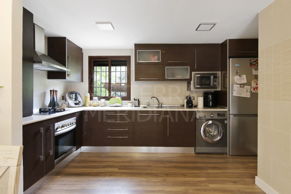 Таунхаус на продажу в первой линии пляжа в урбанизации Баия Азуль в Эстепоне