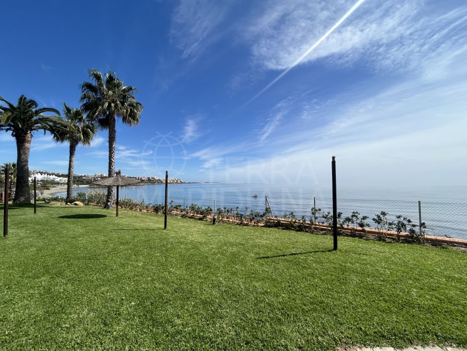 Таунхаус на продажу в первой линии пляжа в урбанизации Баия Азуль в Эстепоне