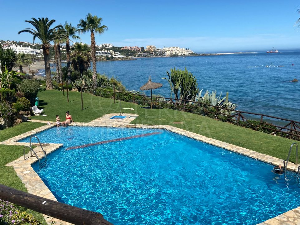 Таунхаус на продажу в первой линии пляжа в урбанизации Баия Азуль в Эстепоне