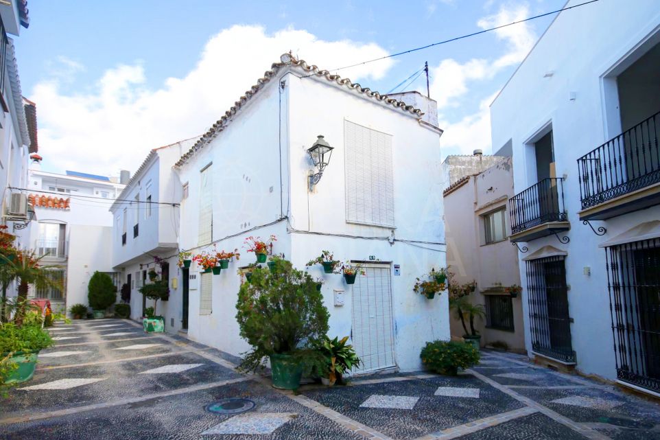 Maison de ville à vendre à rénover dans la vieille ville d'Estepona, divisée en logements séparés.