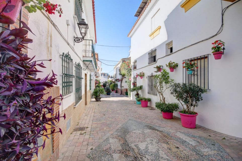 Townhouse for sale to reform in the old town of Estepona, divided into separate dewellings