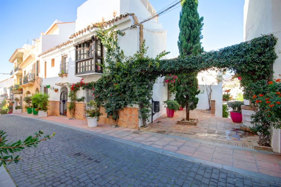 Townhouse for sale to reform in the old town of Estepona, divided into separate dewellings