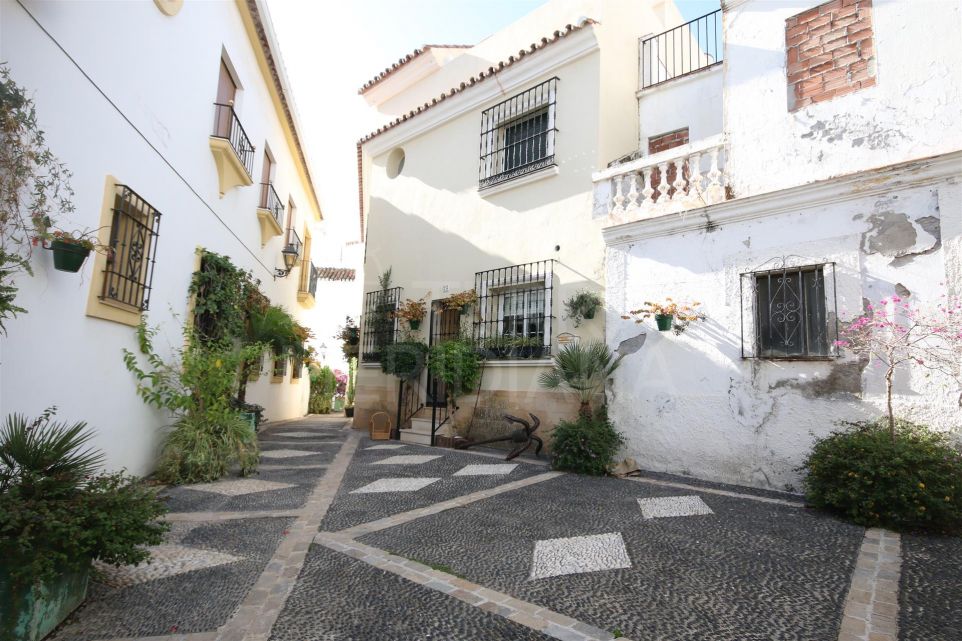 Townhouse for sale to reform in the old town of Estepona, divided into separate dewellings