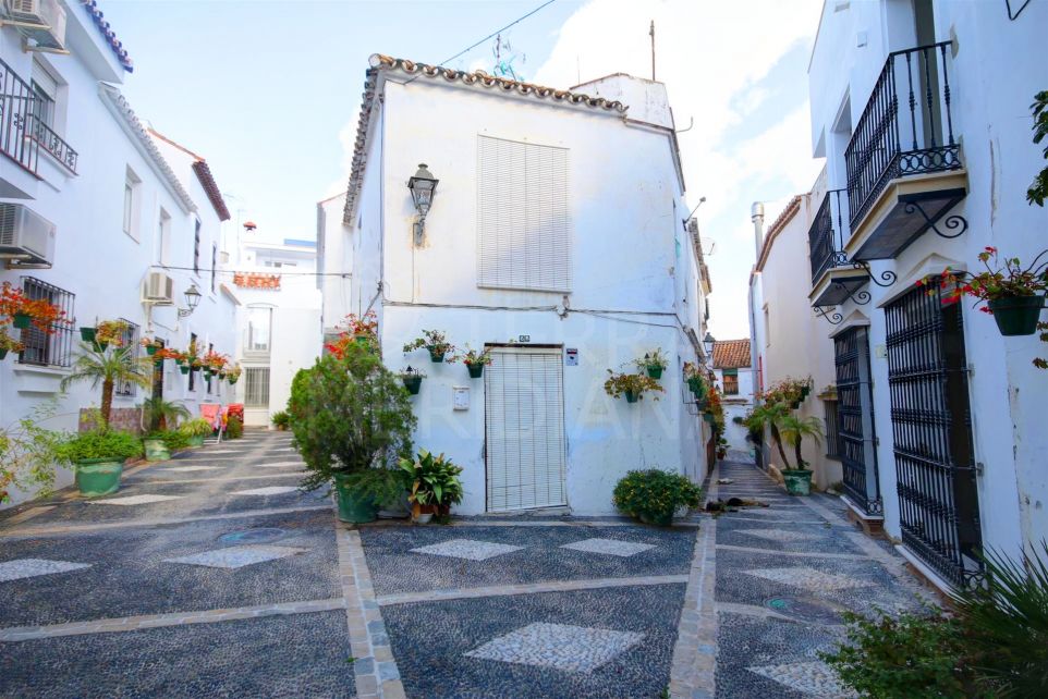 Townhouse for sale to reform in the old town of Estepona, divided into separate dewellings