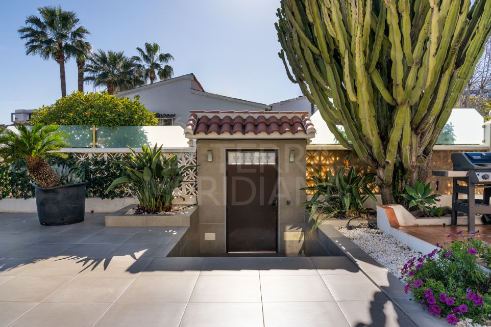 Elegant Villa with Stunning Mountain Views for Sale in La Campana, Nueva Andalucia, Marbella