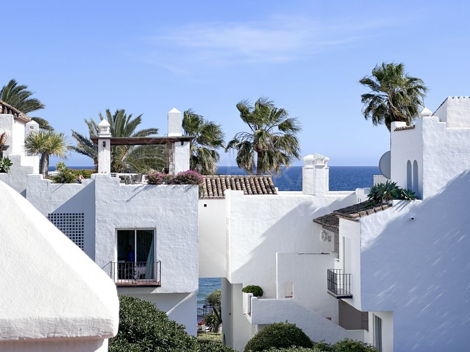 Presenting a Luxurious Beachside 3 Bedroom Duplex Penthouse for sale in Alcazaba Beach, Estepona
