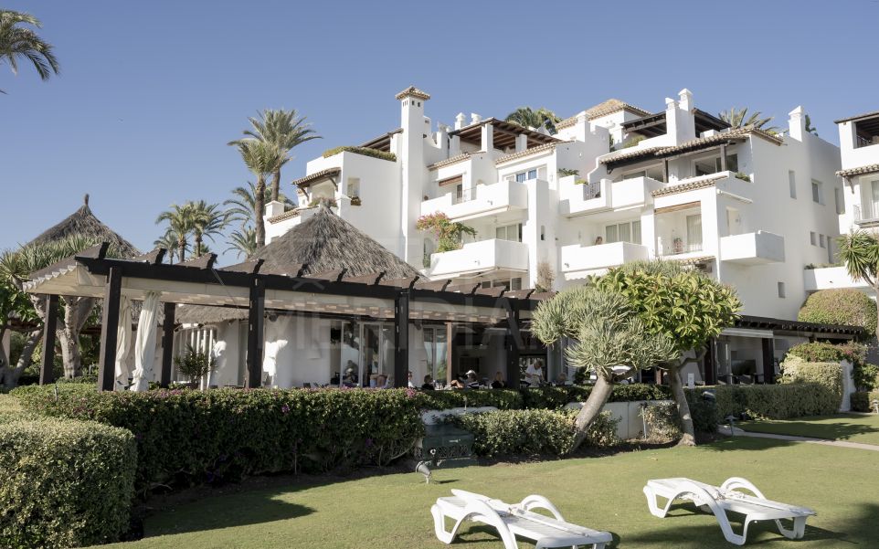 Contemporary 2-Bedroom Penthouse with Rooftop Terrace for Sale in Alcazaba Beach, Estepona