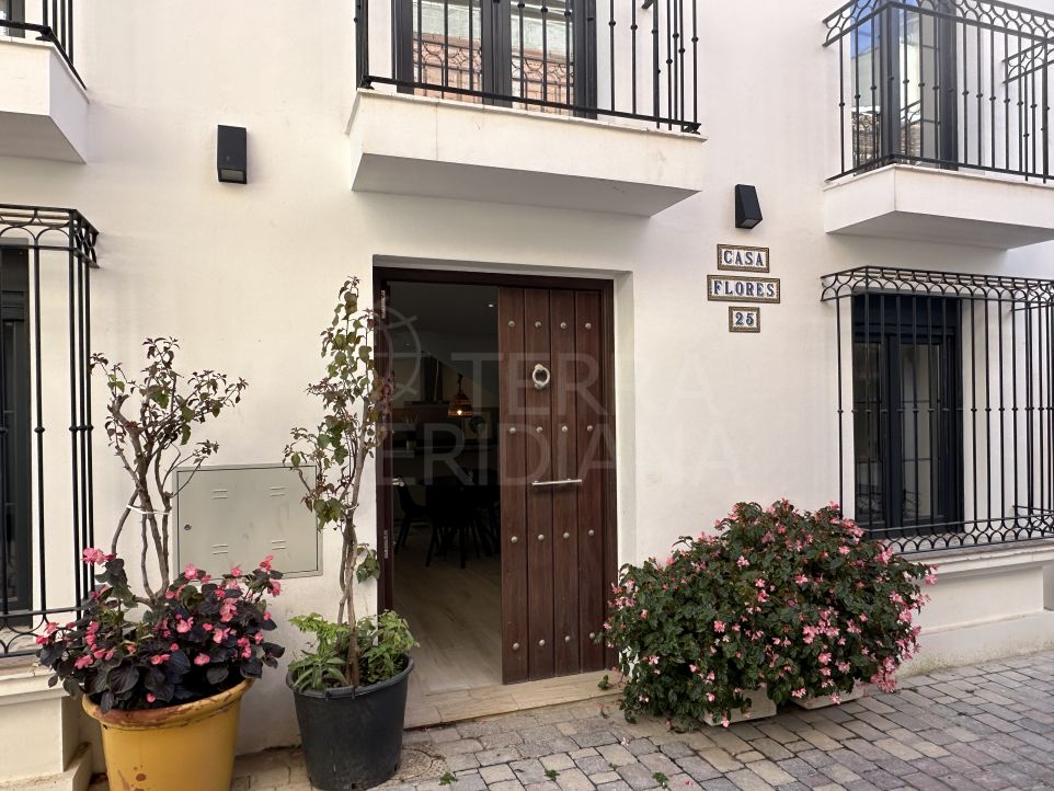 Maison de ville de 3 chambres à vendre, prête à emménager, dans le centre historique d'Estepona.