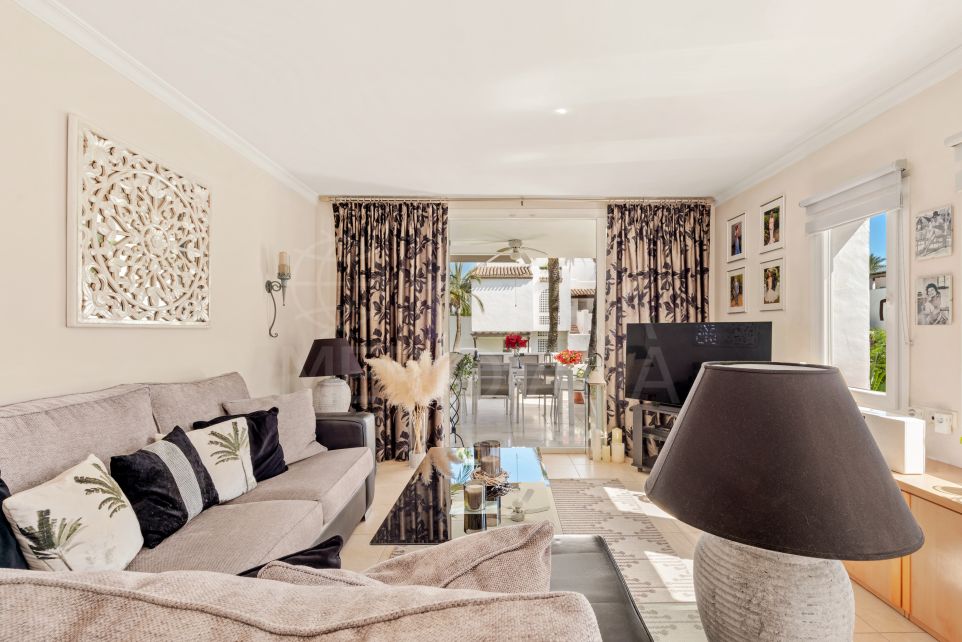 Elegant Estepona Retreat: 2-Bedroom Apartment for Sale in Beachfront Alcazaba Beach