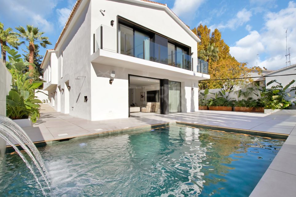 Lujosa villa de 5 dormitorios con elegancia moderna y encanto costero en venta en Nueva Andalucía, Marbella