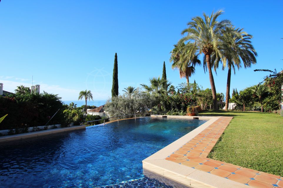 Villa Vivaldi avec vue sur la mer et jardins luxuriants à vendre à Sierra Blanca, Marbella Golden Mile