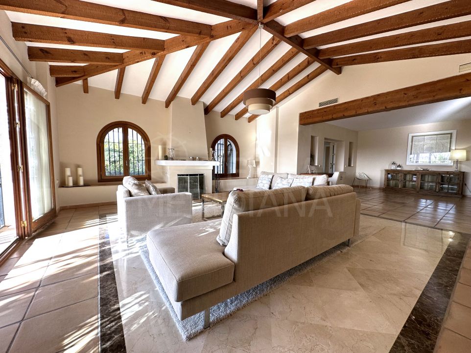 Villa Vivaldi avec vue sur la mer et jardins luxuriants à vendre à Sierra Blanca, Marbella Golden Mile