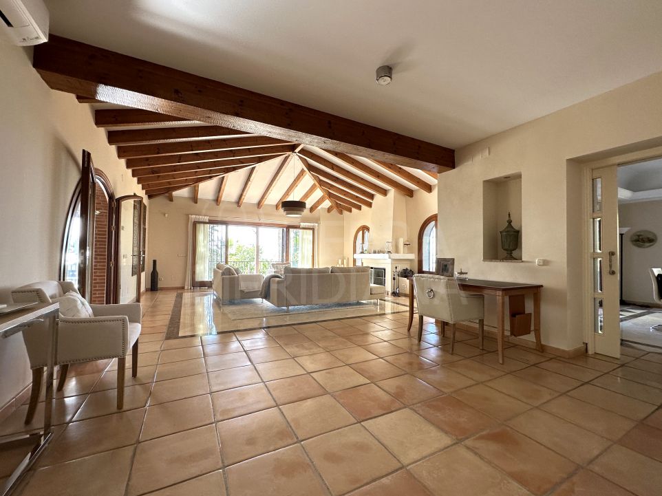 Villa Vivaldi avec vue sur la mer et jardins luxuriants à vendre à Sierra Blanca, Marbella Golden Mile