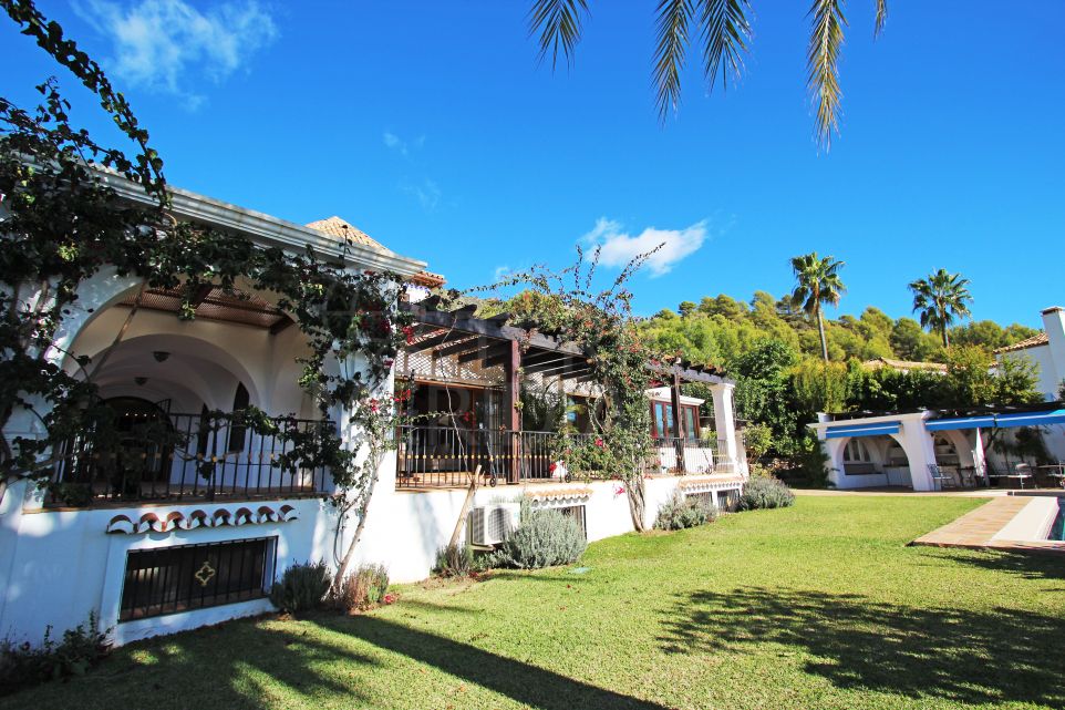 Villa Vivaldi avec vue sur la mer et jardins luxuriants à vendre à Sierra Blanca, Marbella Golden Mile