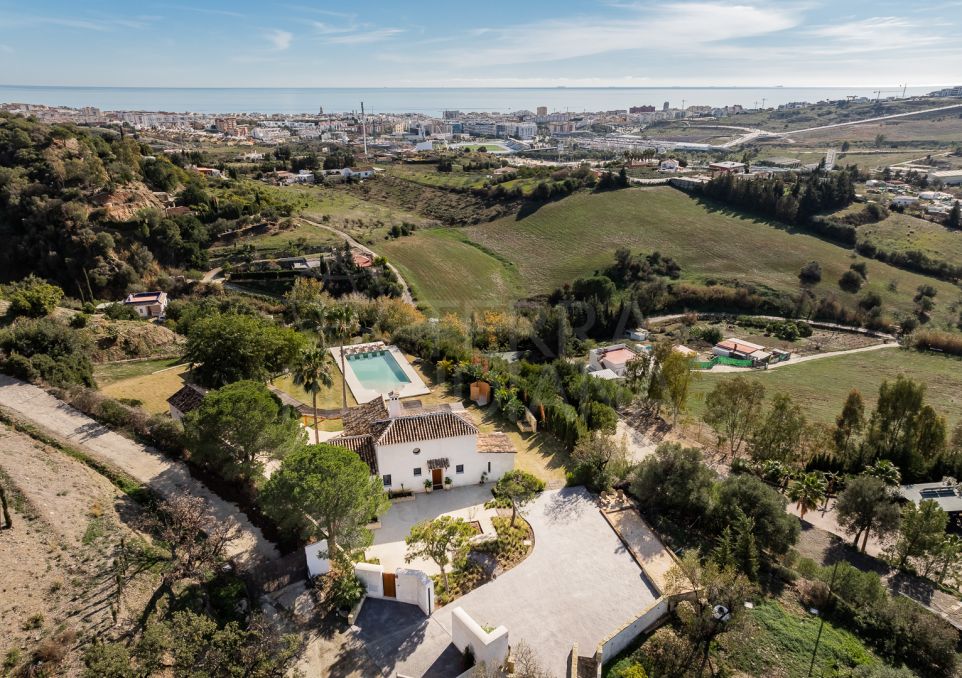 Presentamos una magnífica villa de lujo con vistas incomparables en Estepona