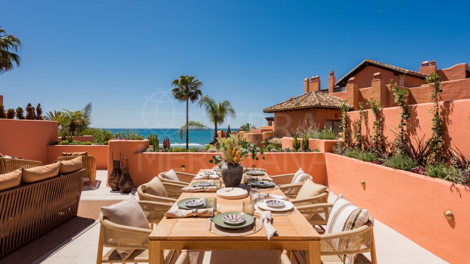 Sofisticado ático dúplex con vistas panorámicas al mar en venta en La Morera, Marbella Este