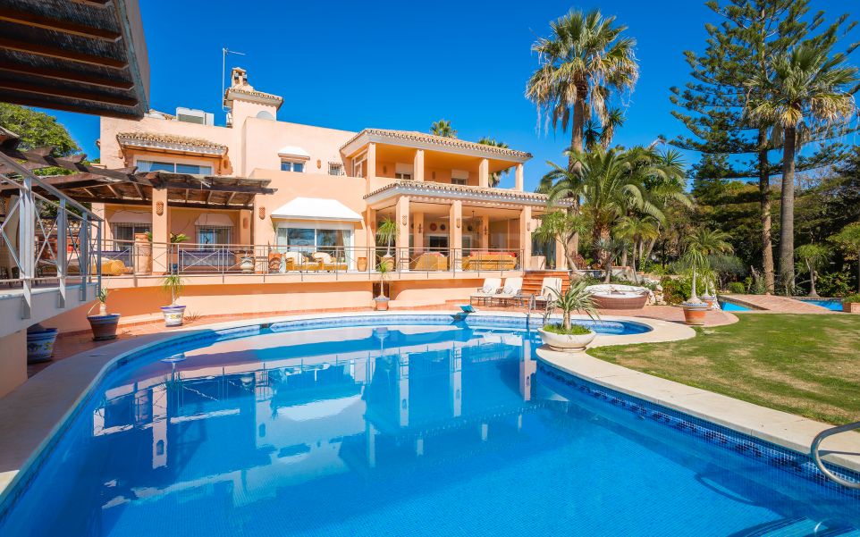 Élégante retraite côtière : villa en bord de mer à vendre à Hacienda Beach, Estepona