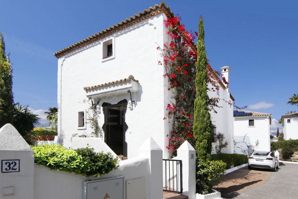 Excellente villa de 5 chambres à vendre à Pueblo Andaluz à La Resina Golf, Estepona